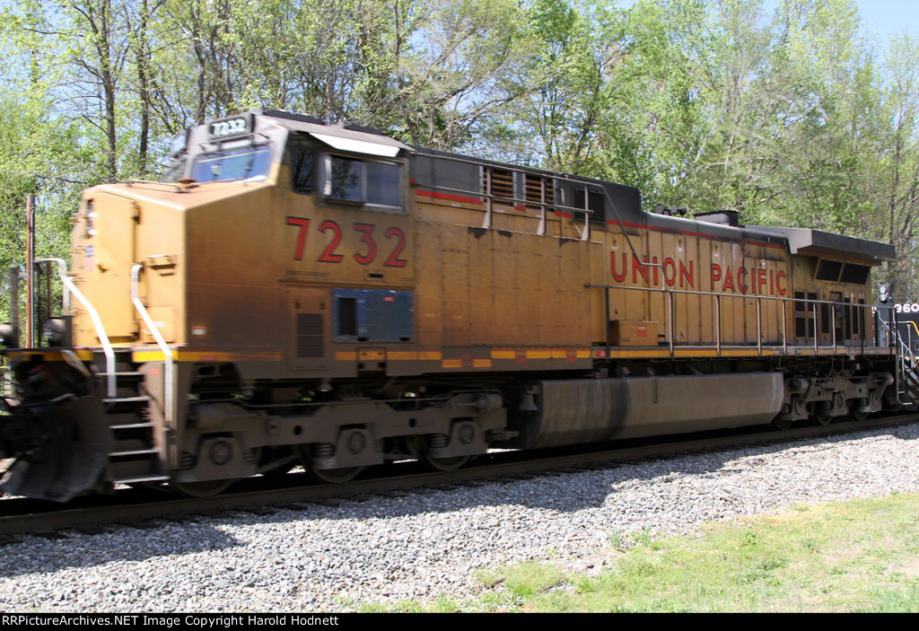 UP 7232 works on NS train 337